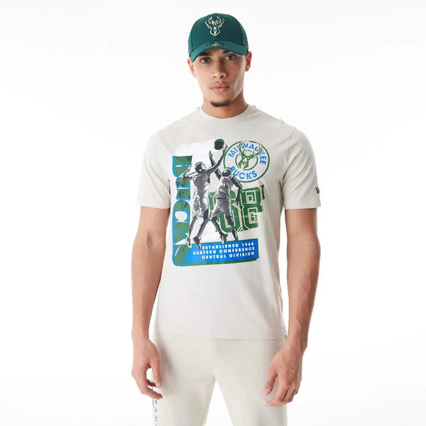 New Era Milwaukee Bucks NBA Player Graphic Cream Póló