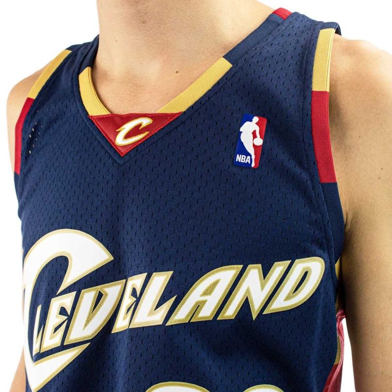 Mitchell &amp;Ness Cleveland Cavaliers NBA Swingman Jersey Lebron James M SMJYGS18156-CCANAVY08LJA - Sportmania.hu