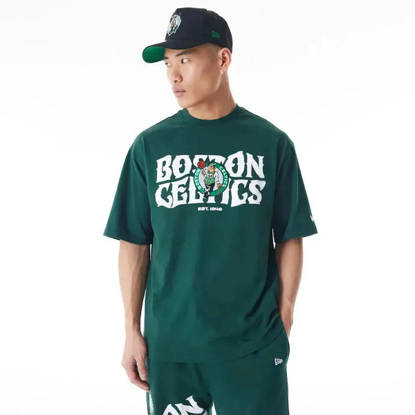 New Era Boston Celtics NBA Graphic Dark Green Oversized póló - Sportmania.hu