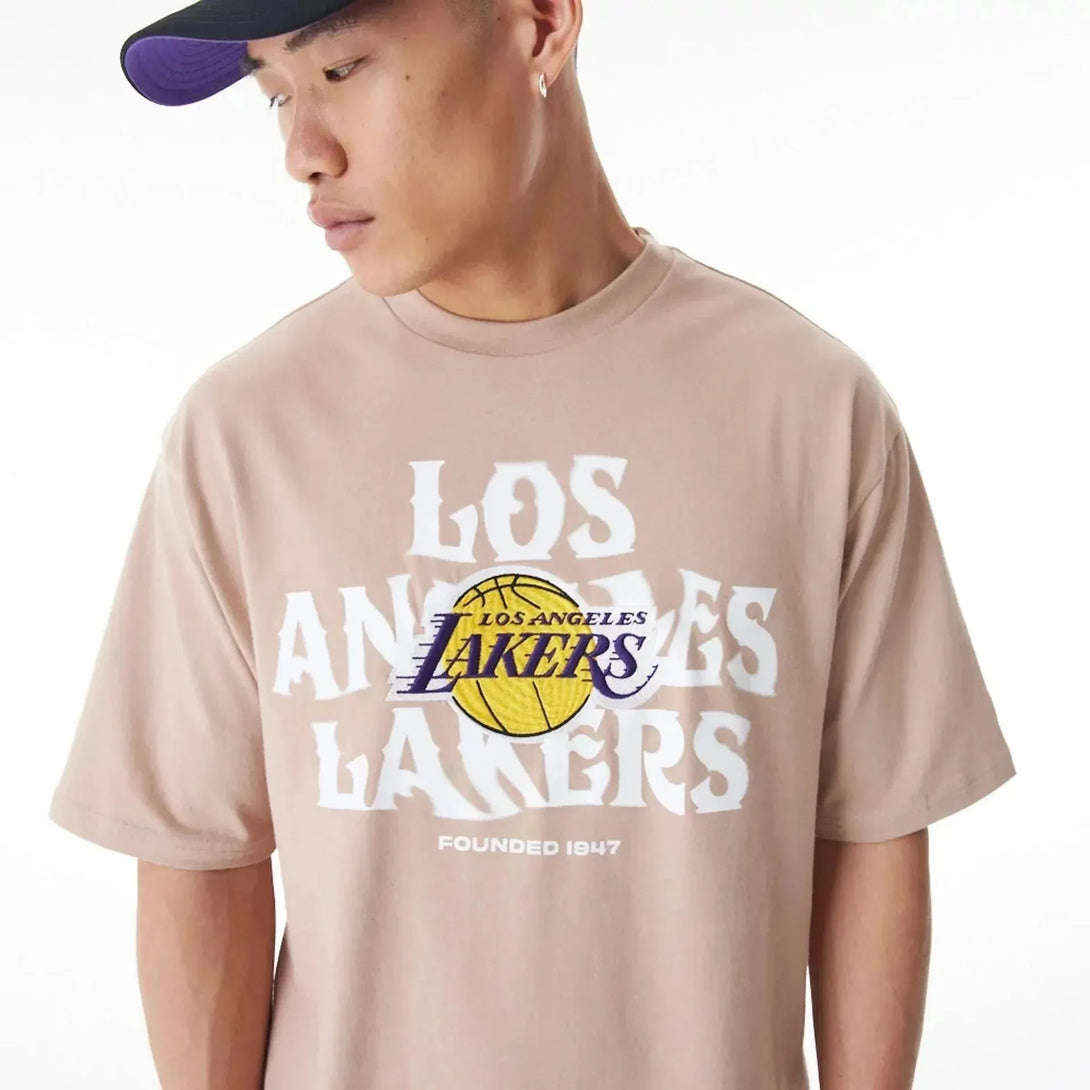 New Era LA Lakers NBA Graphic Beige Oversized póló - Sportmania.hu