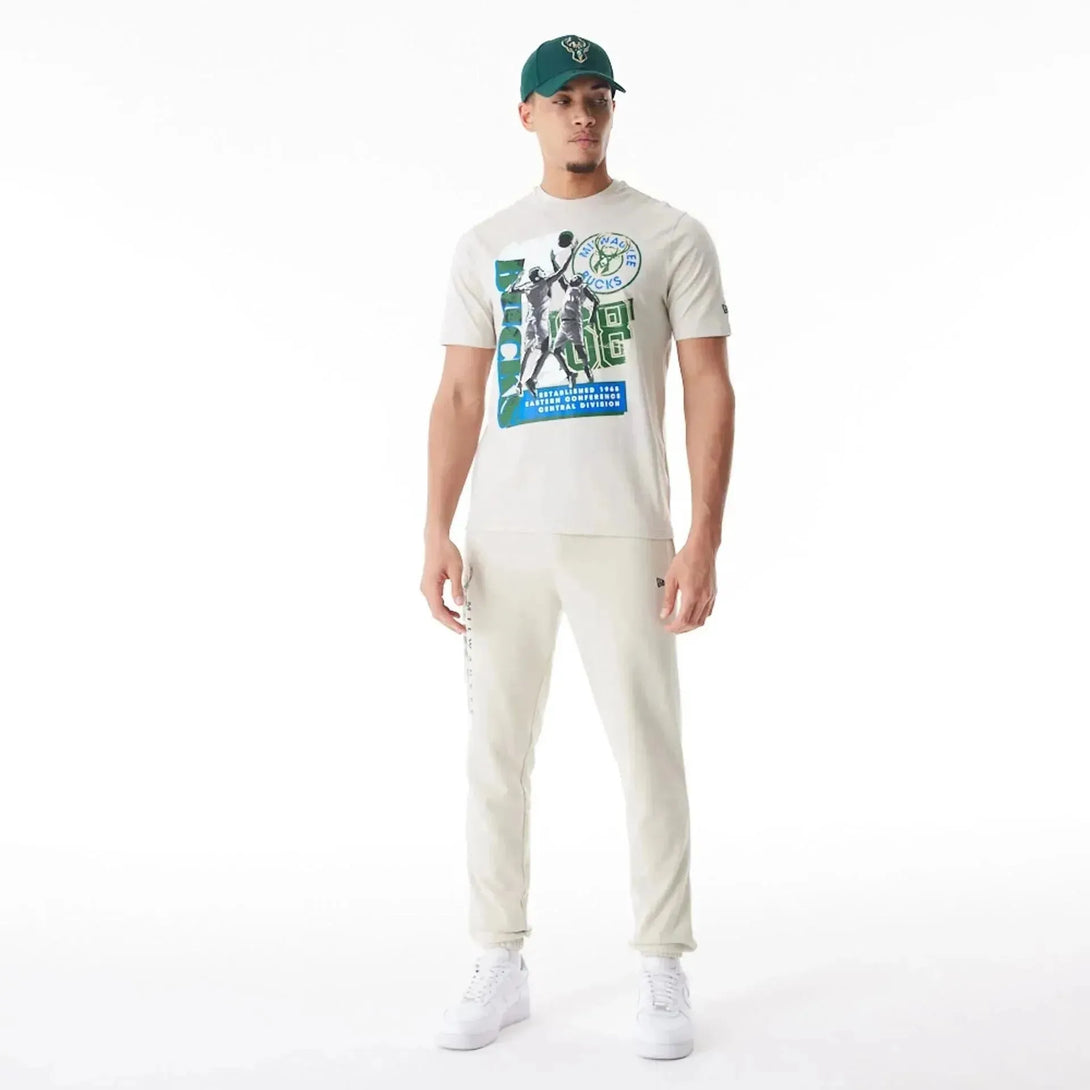 New Era Milwaukee Bucks NBA Player Graphic Cream Póló - Sportmania.hu