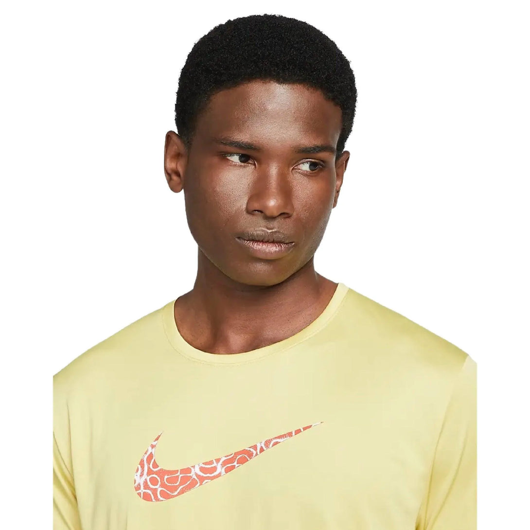 Nike_ M NK DF WR MILER PR SS Mens Short-Sleeve Running Top Póló - Sportmania.hu