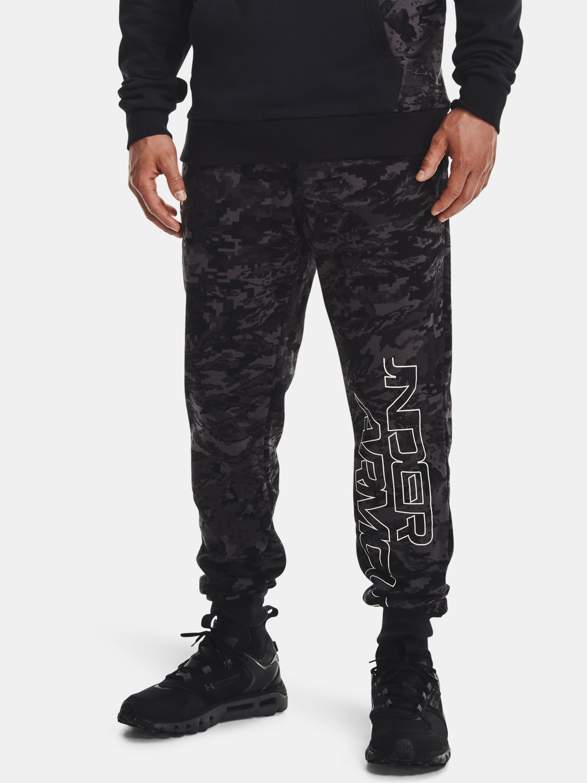 Under Armour Férfi melegítõnadrág RIVAL FLC CAMO SCRIPT JGR fekete nadrág