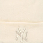 New Era Women’s Metallic Bobble Beanie New York Yankees Hat Beige bézs kötött sapka 60691357