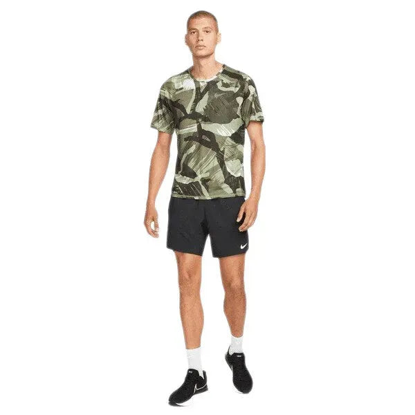 Nike_ Nike Dri-FIT Miler-Men\'s Short-Sleeve Camo Running Top Póló - Sportmania.hu