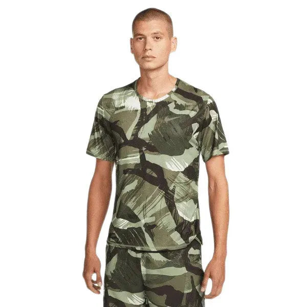 Nike_ Nike Dri-FIT Miler-Men\'s Short-Sleeve Camo Running Top Póló - Sportmania.hu