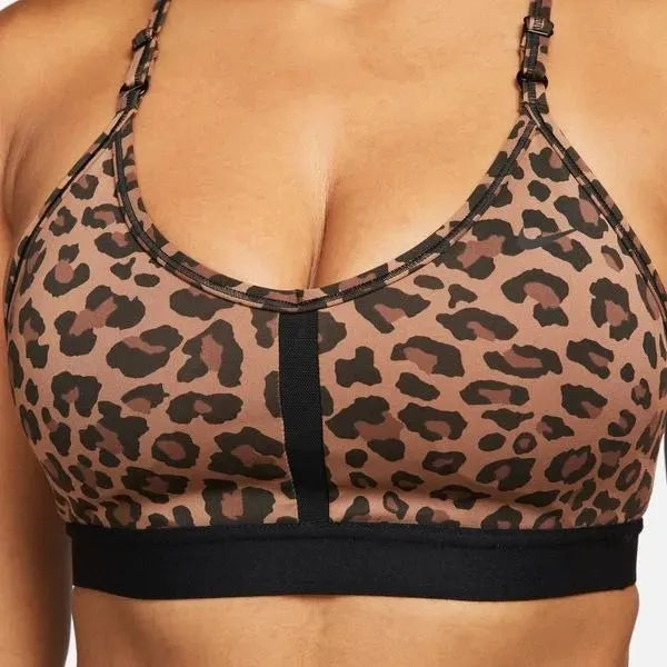 Nike_ Nike Indy-Womens Light-Support 1-Piece Pad V-Neck Leopard Print Sports Bra Sportmelltartó - Sportmania.hu
